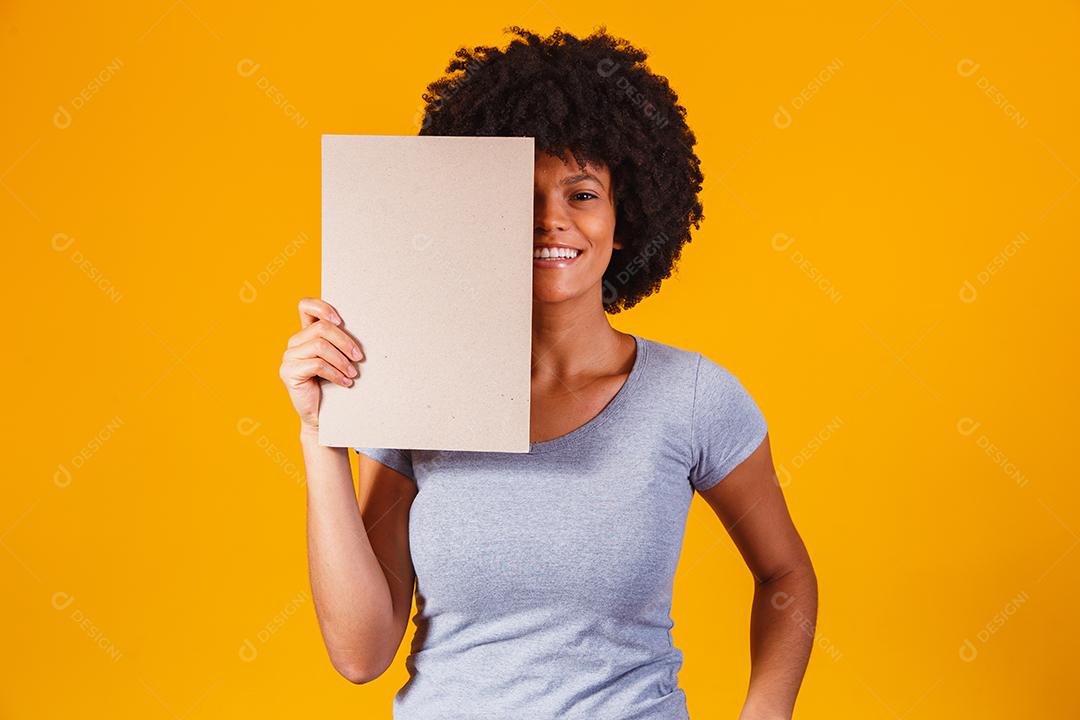 Mulher mostra tabuleiro vazio. Placa de publicidade. Sexta-feira preta. Publicidade. Mulher sorridente detém