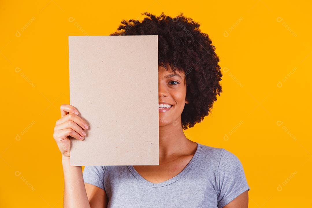 Mulher mostra tabuleiro vazio. Placa de publicidade. Sexta-feira preta. Publicidade. Mulher sorridente detém