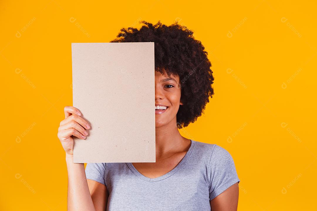 Mulher mostra tabuleiro vazio. Placa de publicidade. Sexta-feira preta. Publicidade. Mulher sorridente detém