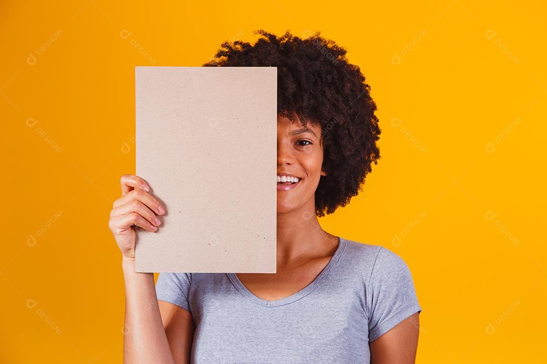 Mulher mostra tabuleiro vazio. Placa de publicidade. Sexta-feira preta. Publicidade. Mulher sorridente detém