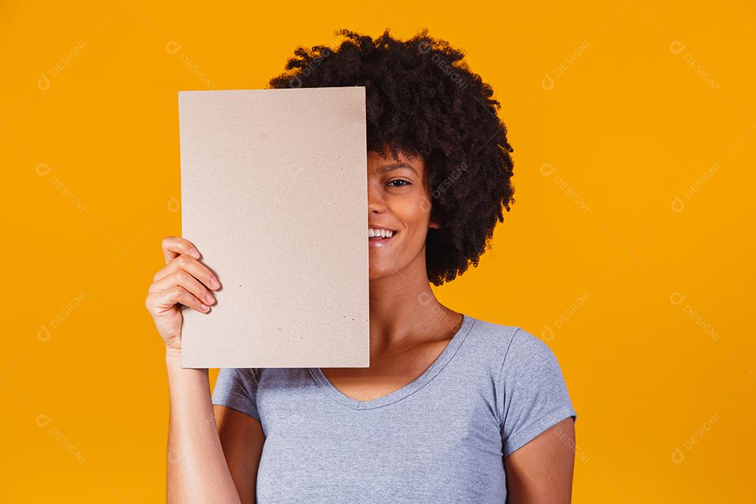 Mulher mostra tabuleiro vazio. Placa de publicidade. Sexta-feira preta. Publicidade. Mulher sorridente detém