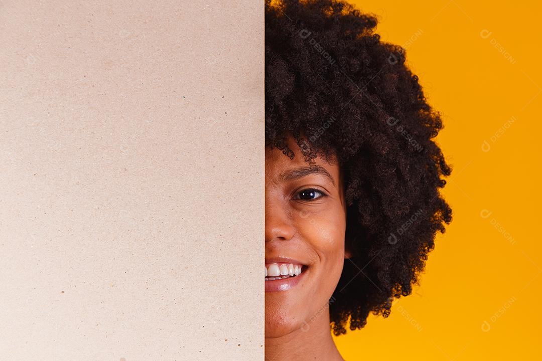 Mulher mostra tabuleiro vazio. Placa de publicidade. Sexta-feira preta. Publicidade. Mulher sorridente detém