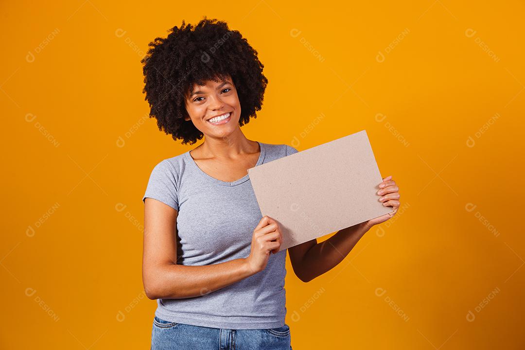 Mulher mostra tabuleiro vazio. Placa de publicidade. Sexta-feira preta. Publicidade. Mulher sorridente detém