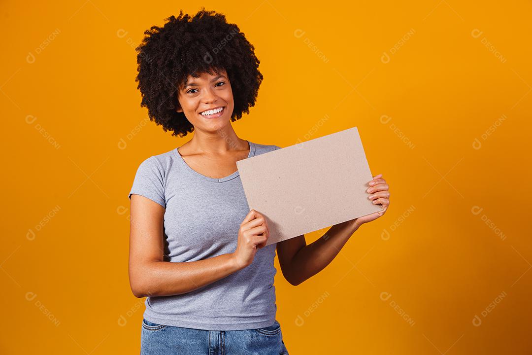 Mulher mostra tabuleiro vazio. Placa de publicidade. Sexta-feira preta. Publicidade. Mulher sorridente detém