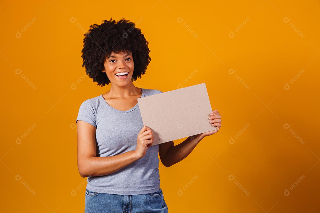 Mulher mostra tabuleiro vazio. Placa de publicidade. Sexta-feira preta. Publicidade. Mulher sorridente detém