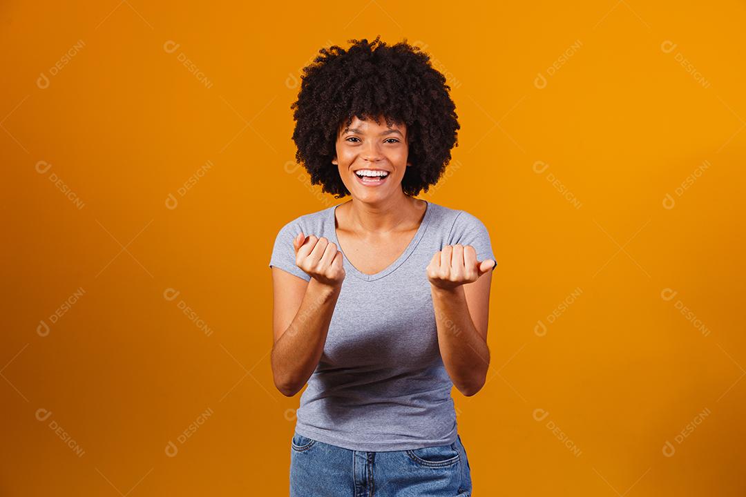 jovem negra convidando alguém para vir