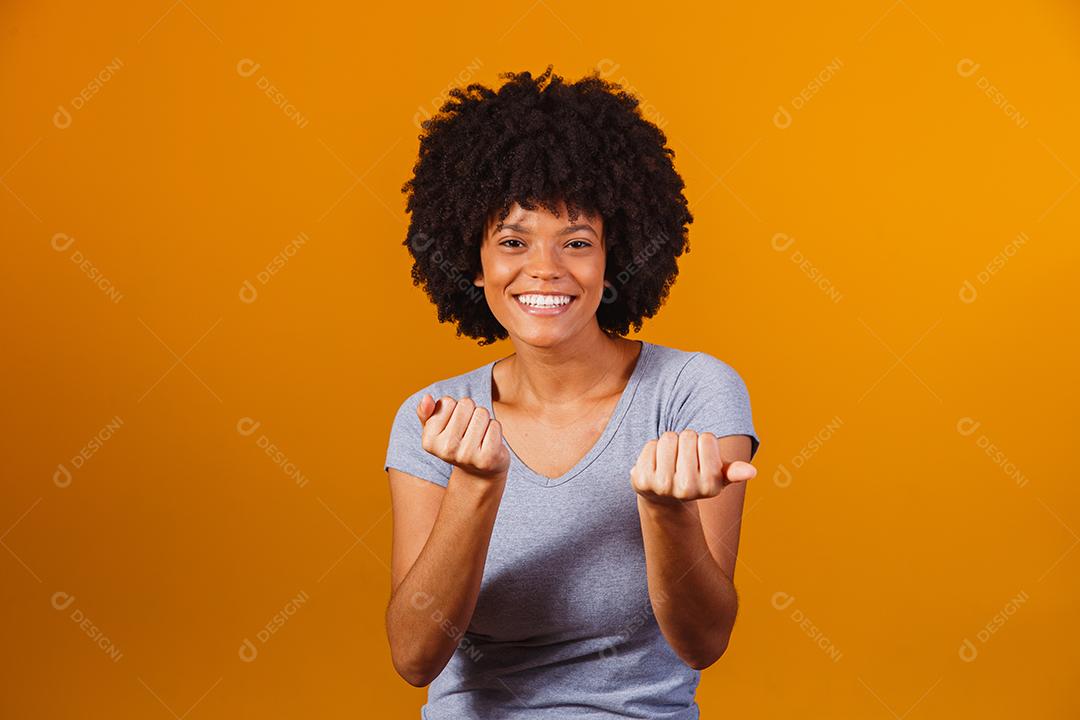 jovem negra convidando alguém para vir