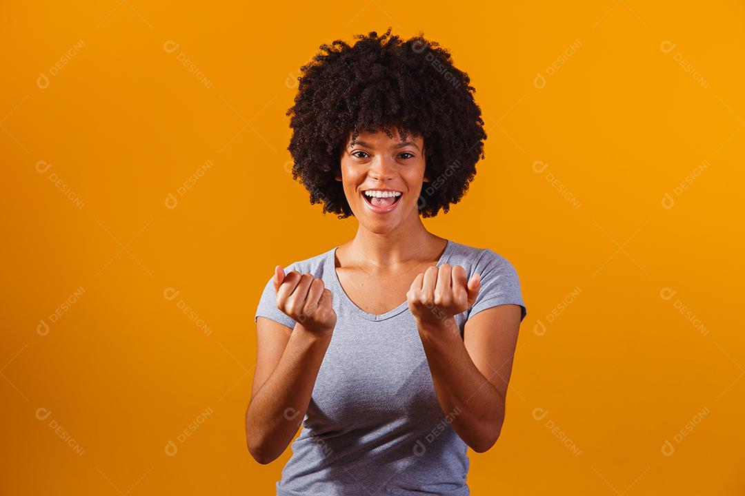 jovem negra convidando alguém para vir