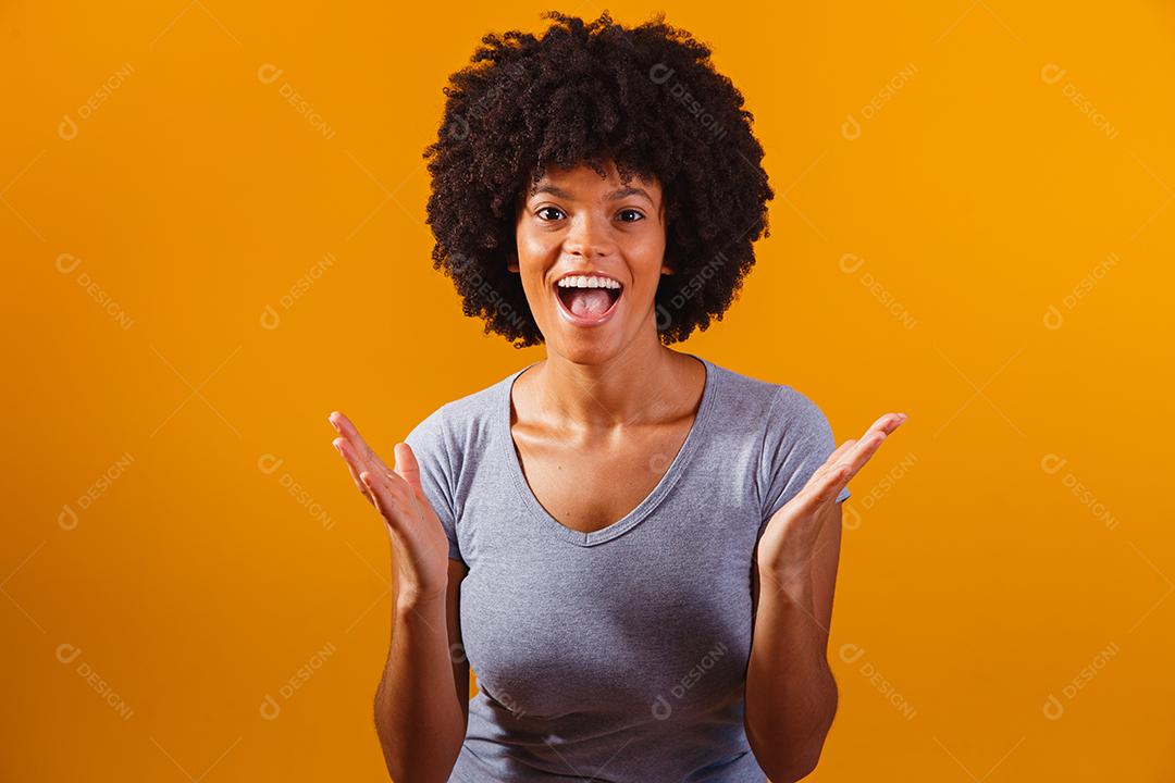 Uma mulher gritando com a mão na boca. Conceito de promoção