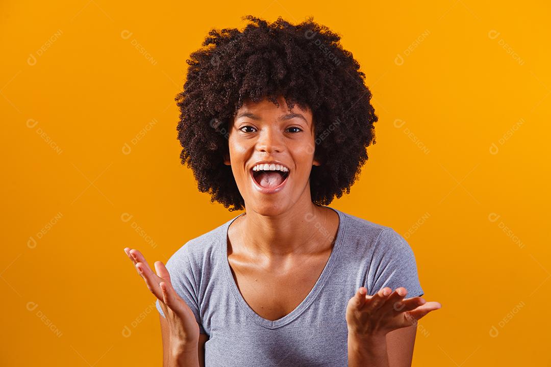 Uma mulher gritando com a mão na boca. Conceito de promoção