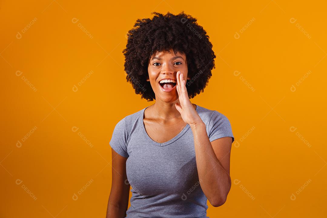 Uma mulher gritando com a mão na boca. Conceito de promoção