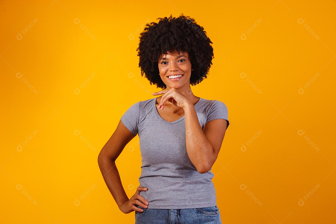 mulher afro com cabelo preto sorrindo olhando para a câmera