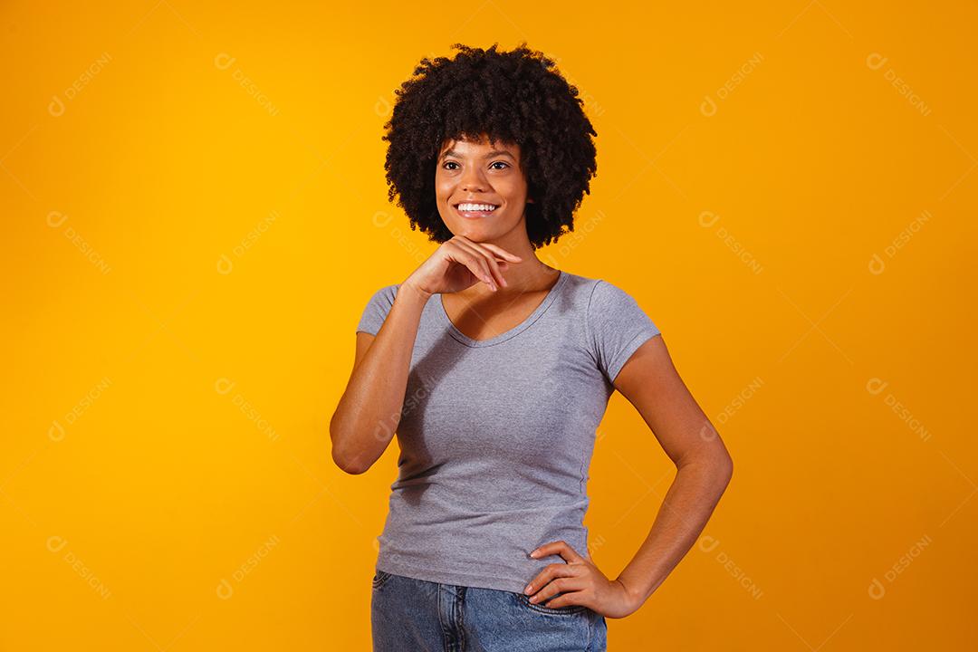 mulher afro com cabelo preto sorrindo olhando para a câmera