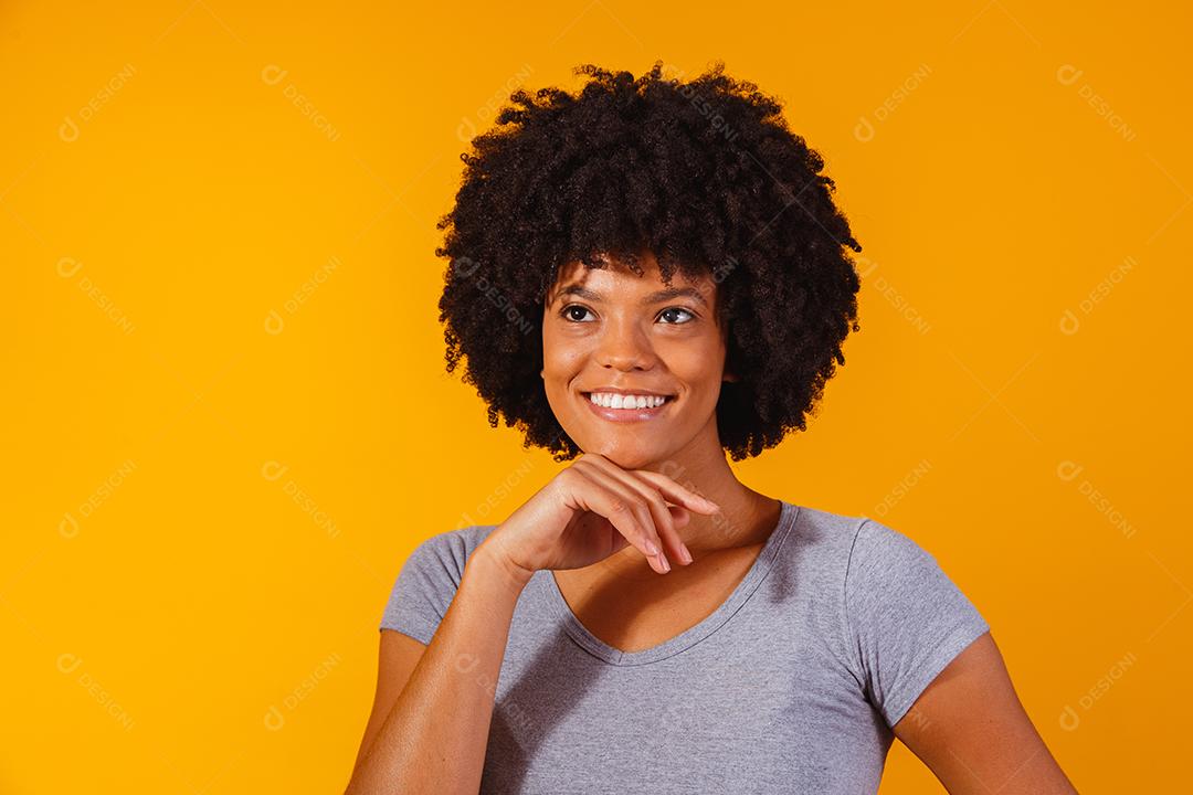 mulher afro com cabelo preto sorrindo olhando para a câmera