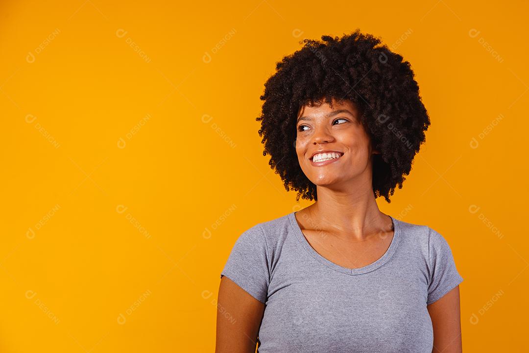 Linda garota afro-americana com um penteado afro sorrindo