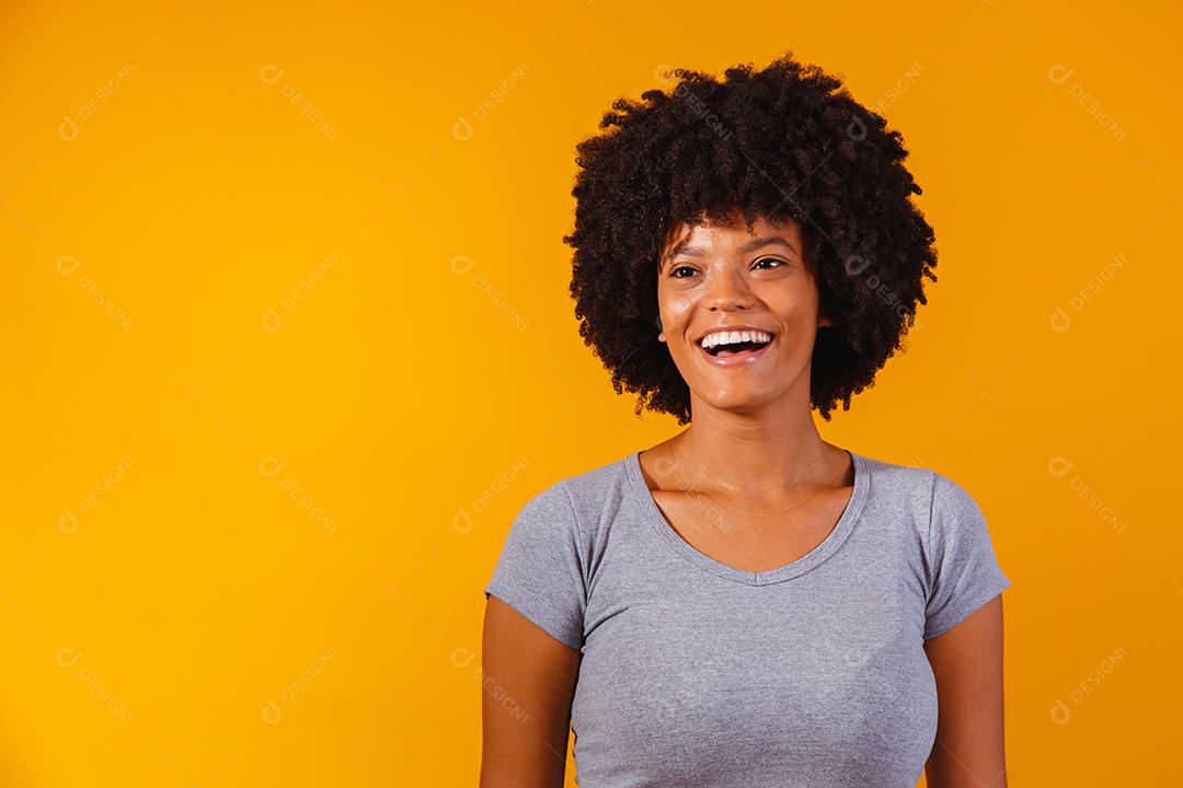 Linda garota afro-americana com um penteado afro sorrindo