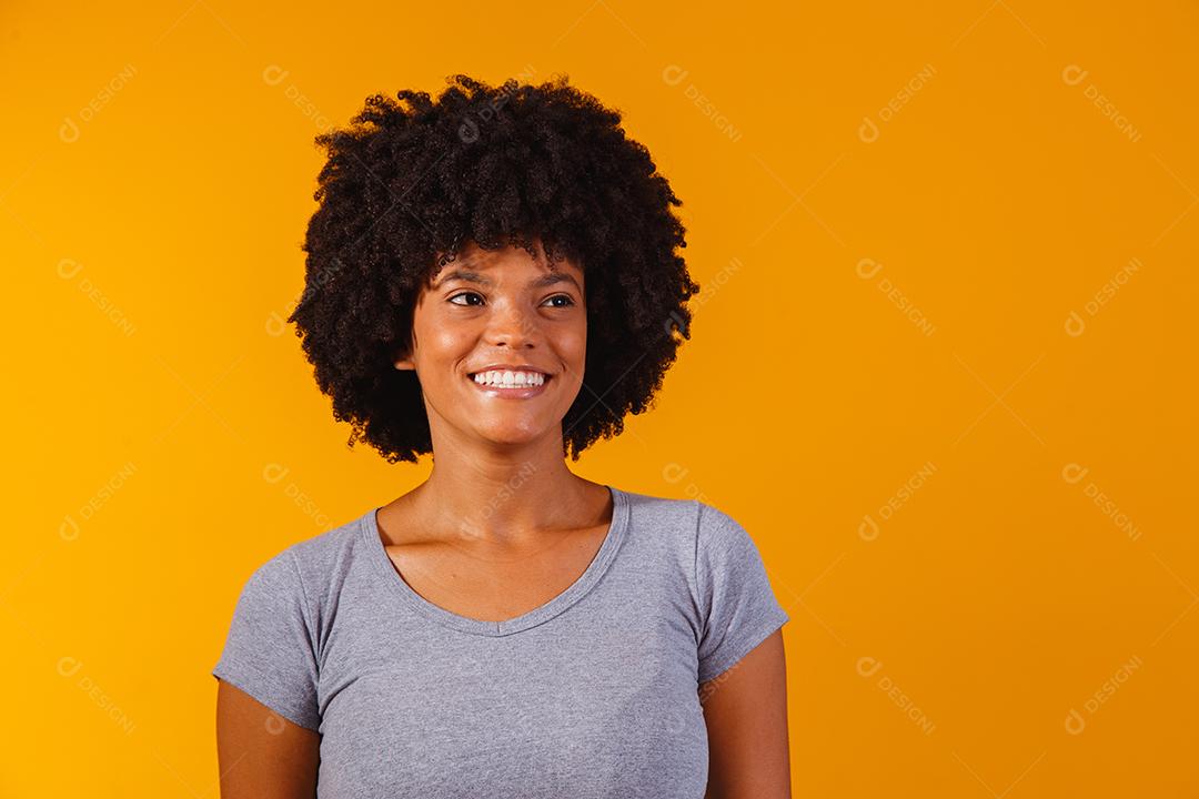 Linda garota afro-americana com um penteado afro sorrindo