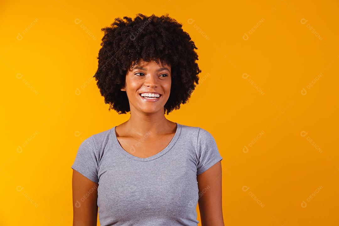 Linda garota afro-americana com um penteado afro sorrindo
