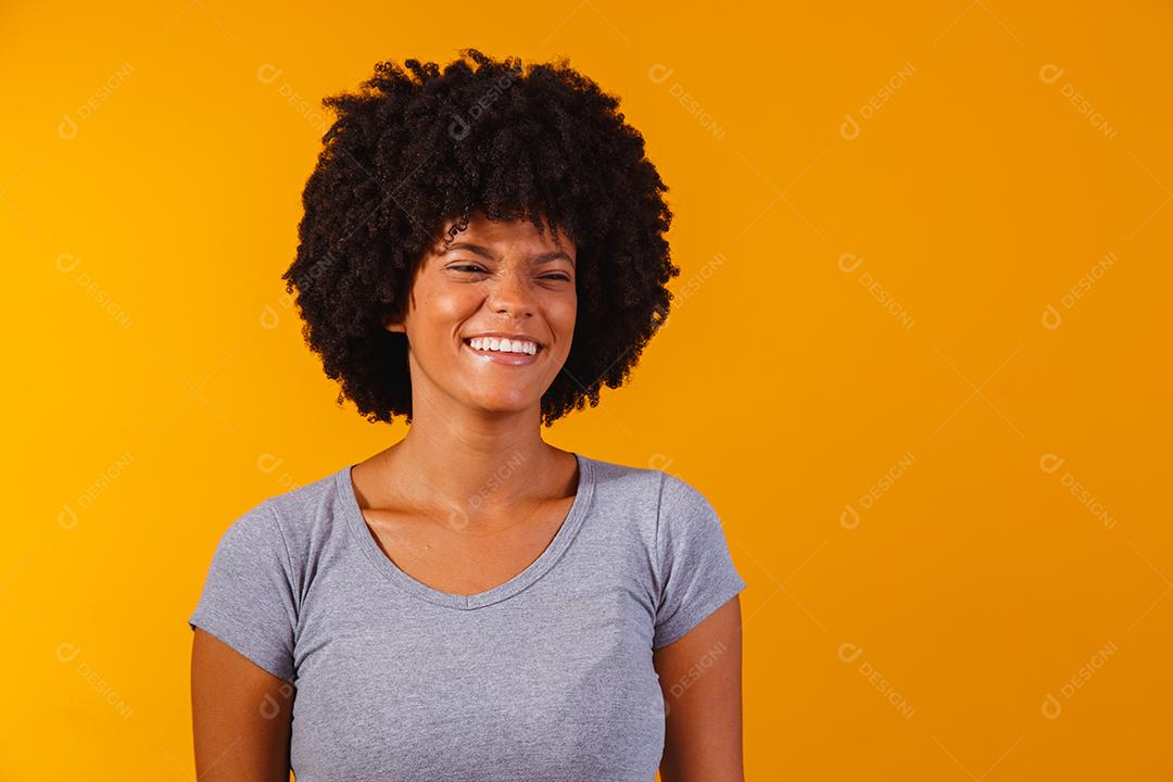 Linda garota afro-americana com um penteado afro sorrindo