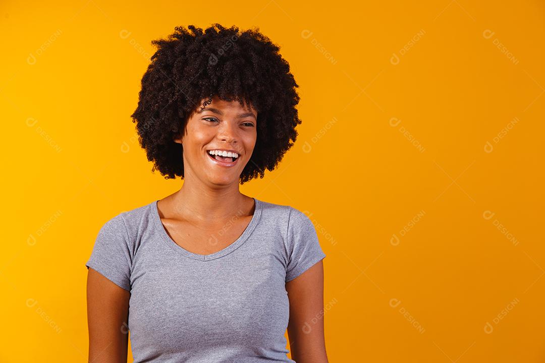 Linda garota afro-americana com um penteado afro sorrindo