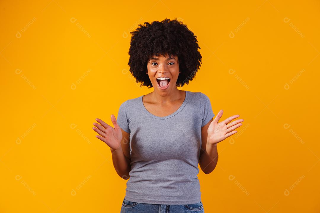 Jovem mulher fazendo expressão de surpresa