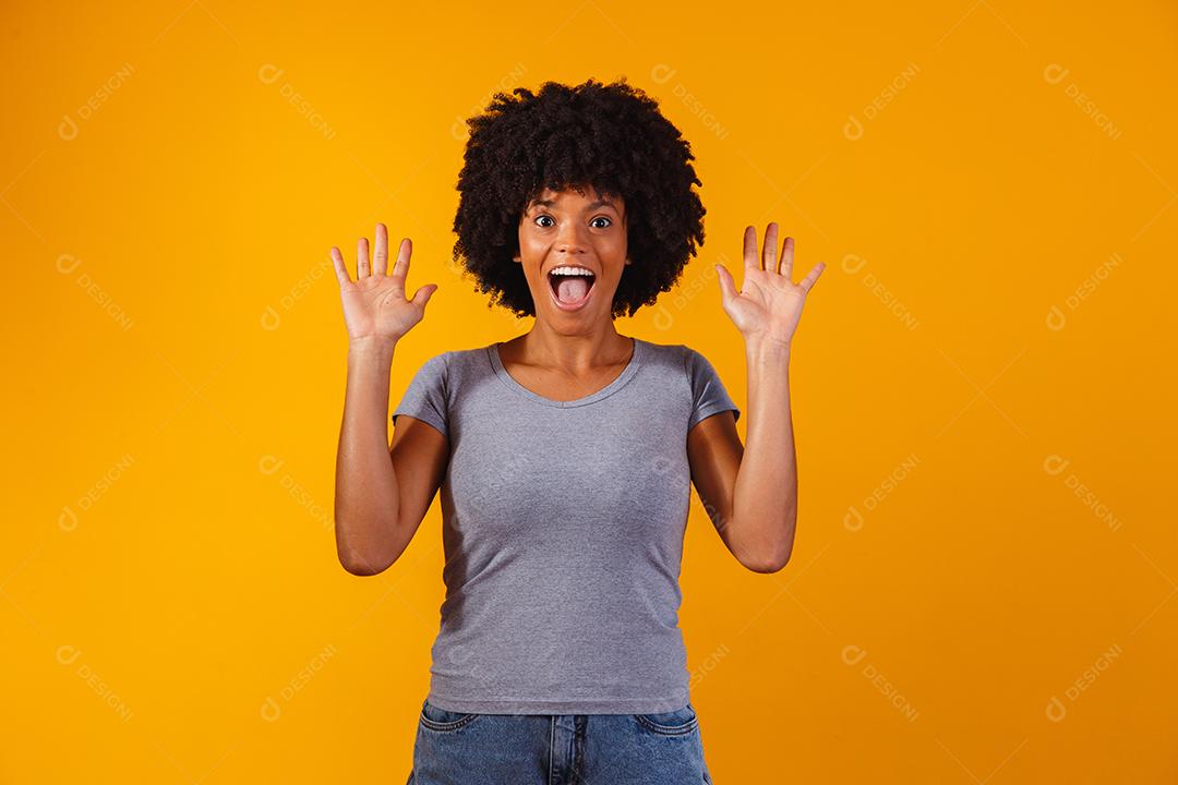 Jovem mulher fazendo expressão de surpresa