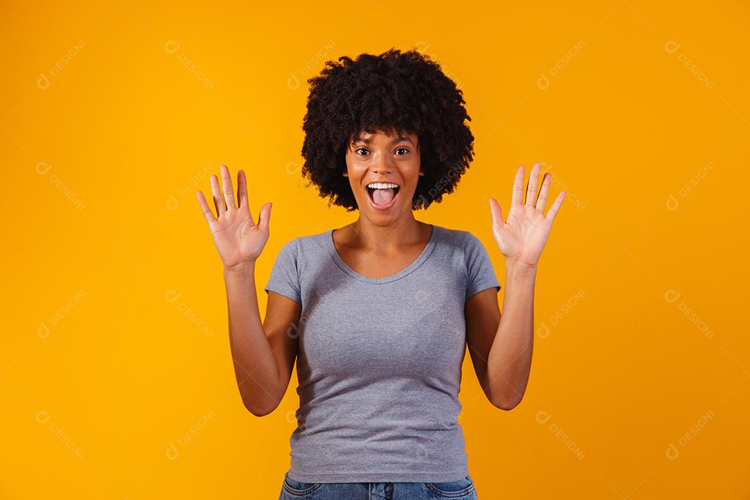 Jovem mulher fazendo expressão de surpresa