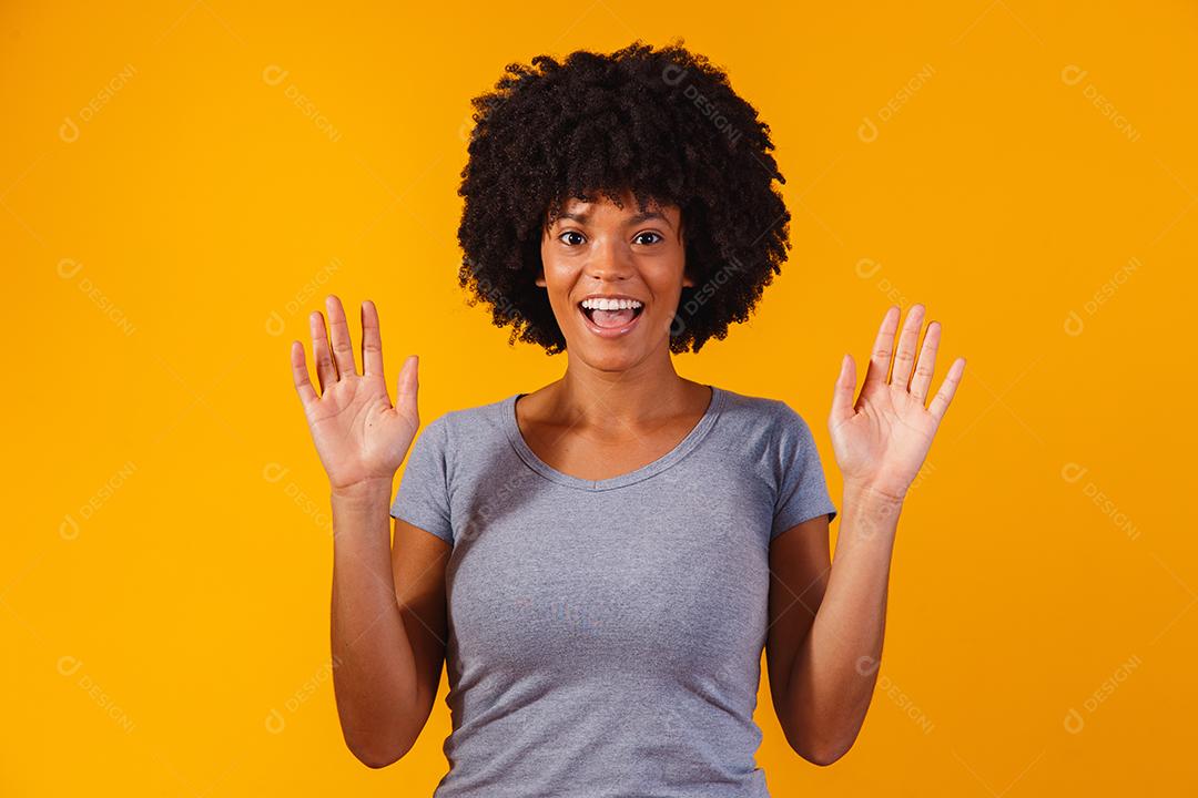 Jovem mulher fazendo expressão de surpresa