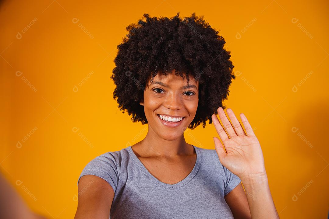 Retrato de uma bela jovem negra fazendo selfie.