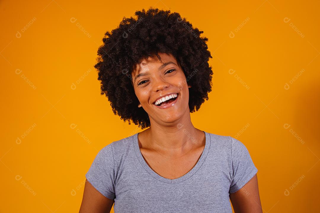 Linda garota afro-americana com um penteado afro sorrindo. Mulher com cabelo black power para propaganda de xampu