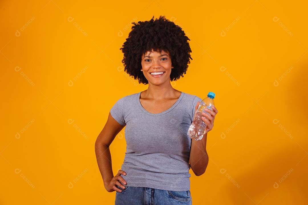 mulher afro com garrafa de água