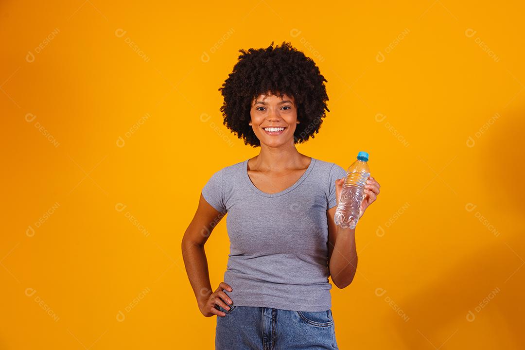 mulher afro com garrafa de água