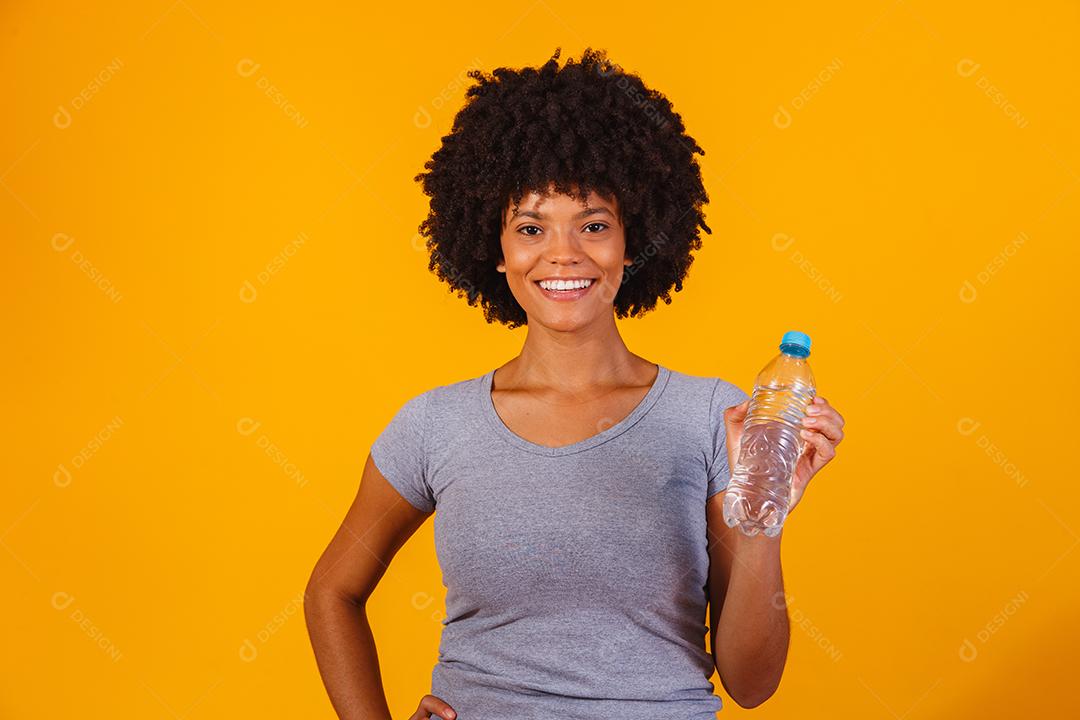 mulher afro com garrafa de água