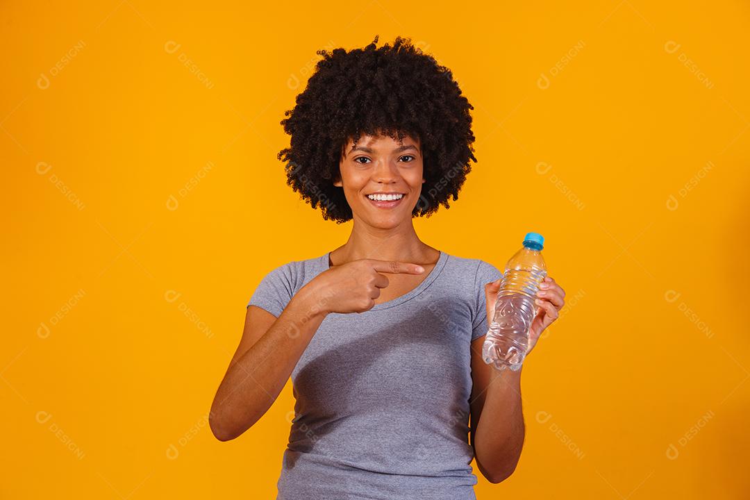 mulher afro com garrafa de água