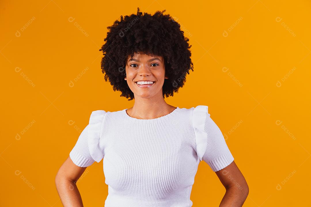 Retrato da beleza da mulher afro-americana com penteado afro e maquiagem glamour. mulher brasileira. Mestiço