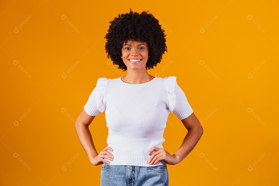 Retrato da beleza da mulher afro-americana com penteado afro e maquiagem glamour. mulher brasileira. Mestiço