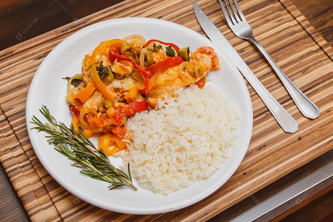 Delicioso prato de comida bacalhau com arroz