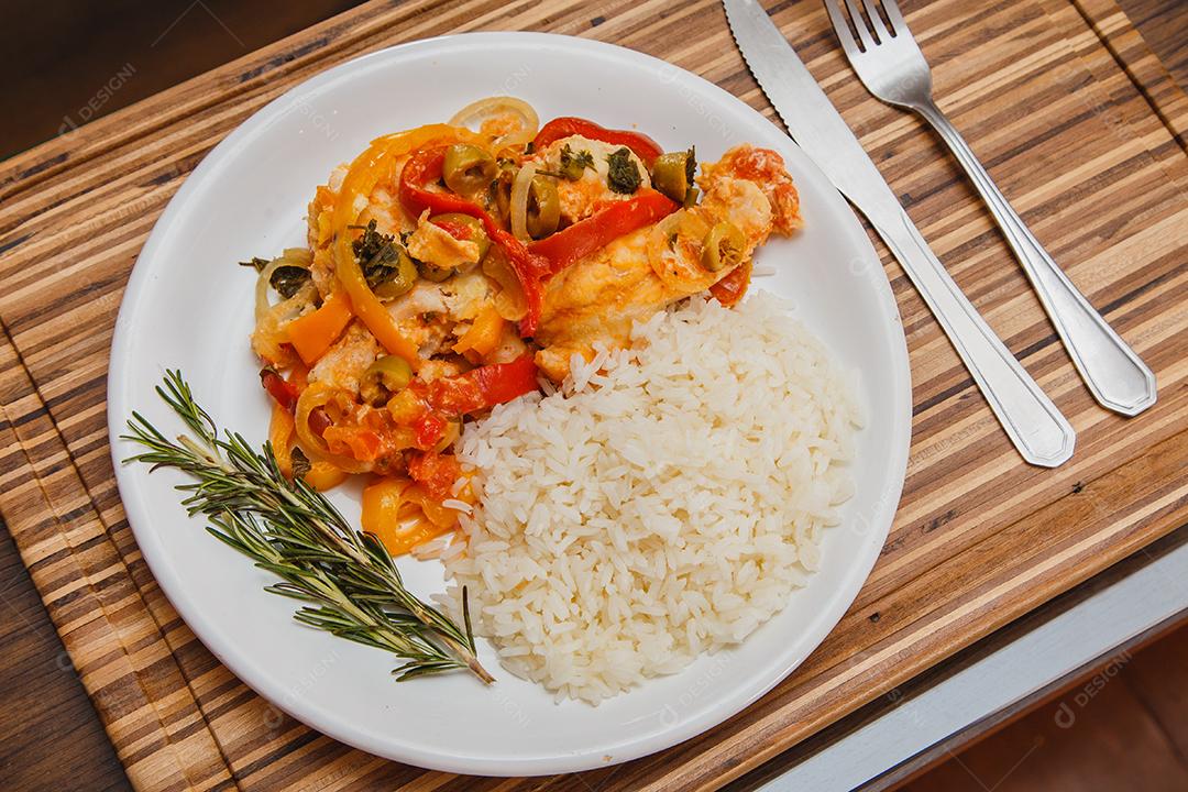 Delicioso prato de comida bacalhau com arroz