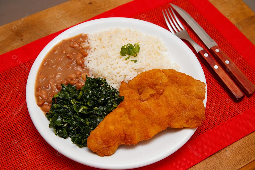 Delicioso prato de frango empanado com arroz