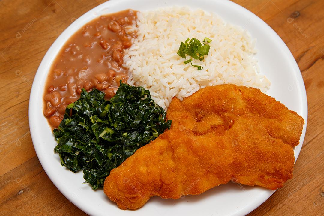 Delicioso prato de frango empanado com arroz