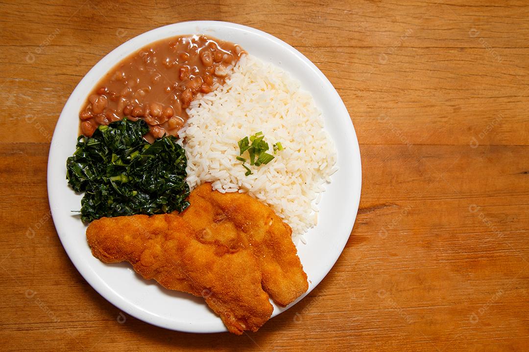 Delicioso prato de frango empanado com arroz