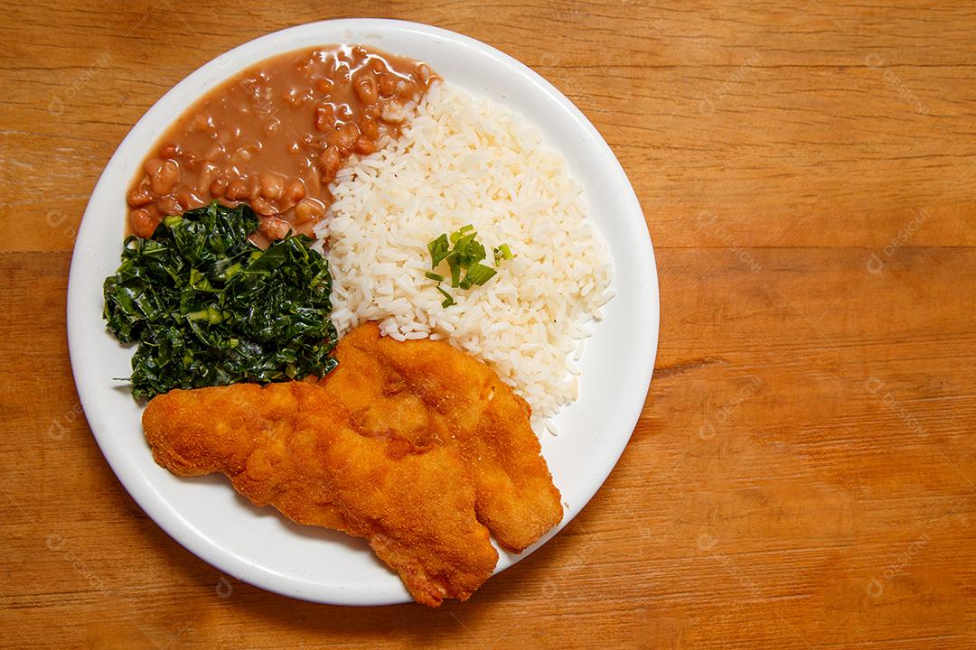 Delicioso prato de frango empanado com arroz