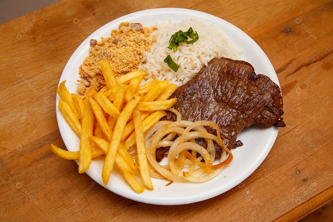 Prato de Arroz feijão batata frita e bife