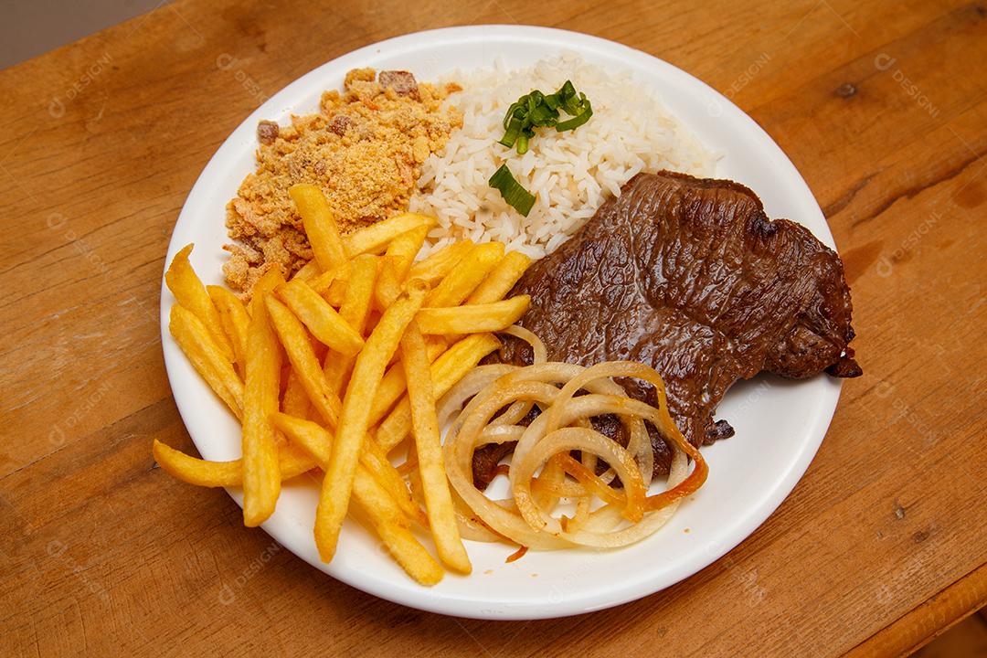 Prato de Arroz feijão batata frita e bife