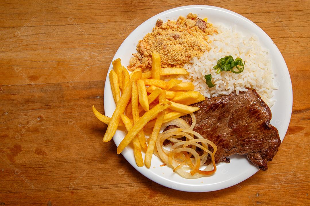 Prato de Arroz feijão batata frita e bife