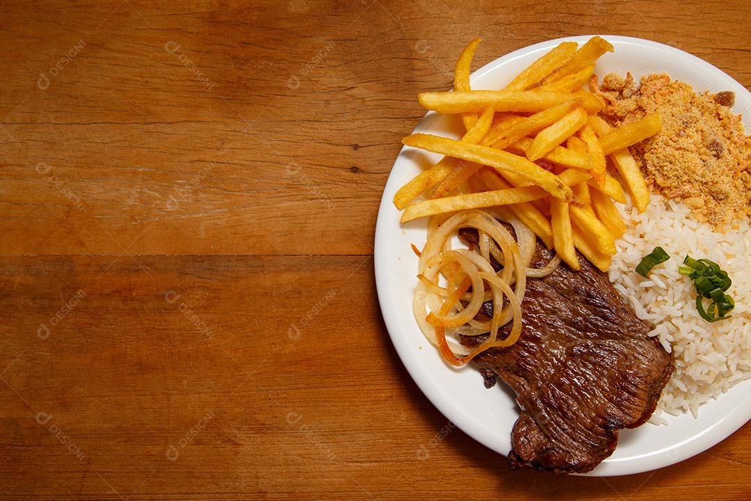 Prato de Arroz feijão batata frita e bife