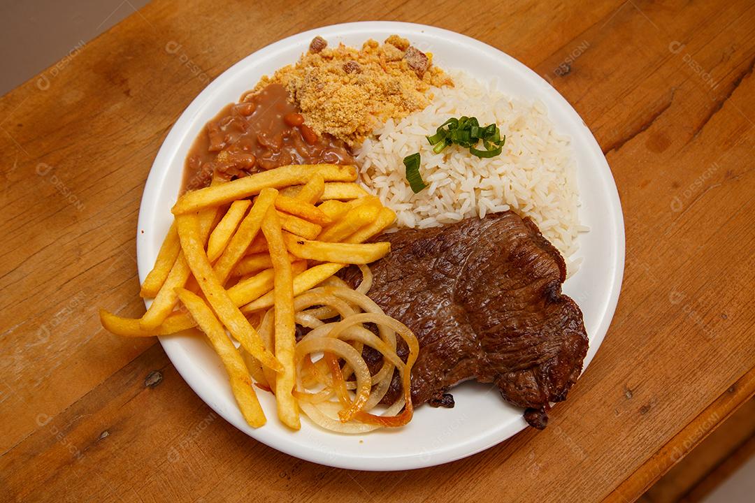 Prato de Arroz feijão batata frita e bife