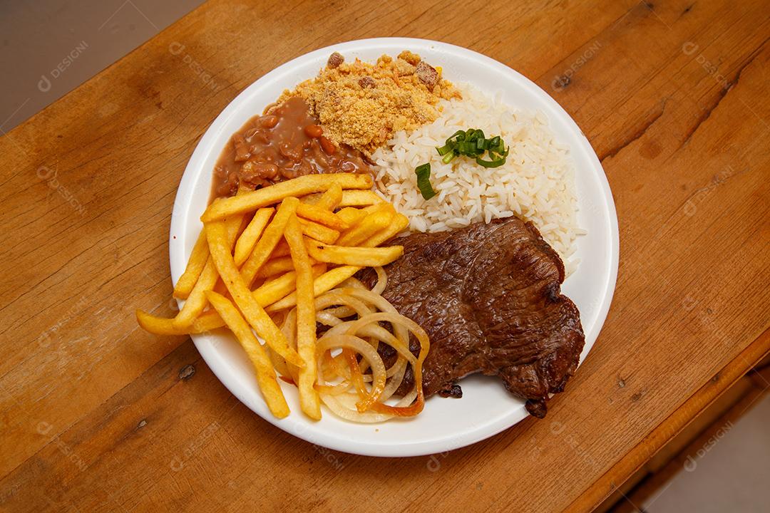 Prato de Arroz feijão batata frita e bife