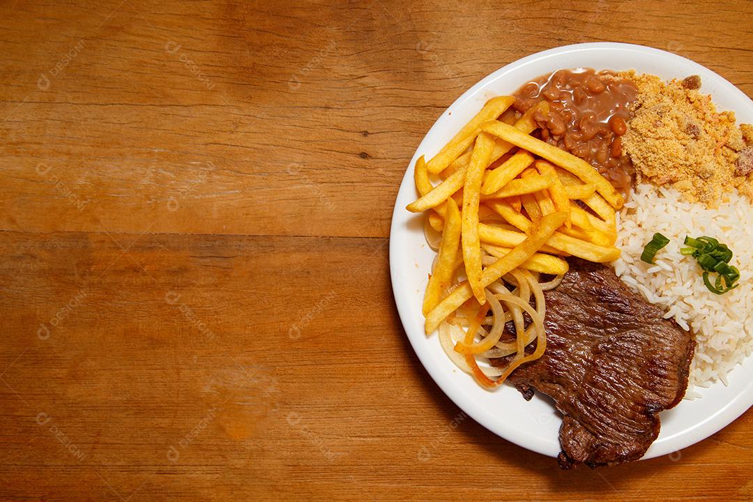 Prato de Arroz feijão batata frita e bife