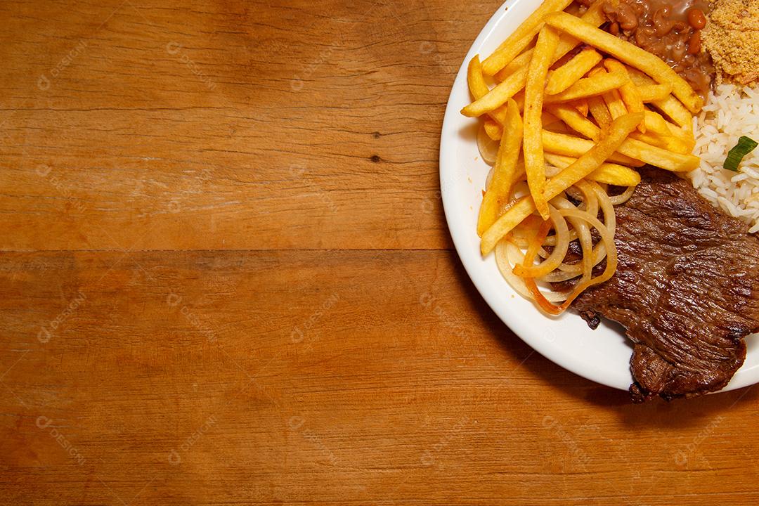Prato de Arroz feijão batata frita e bife